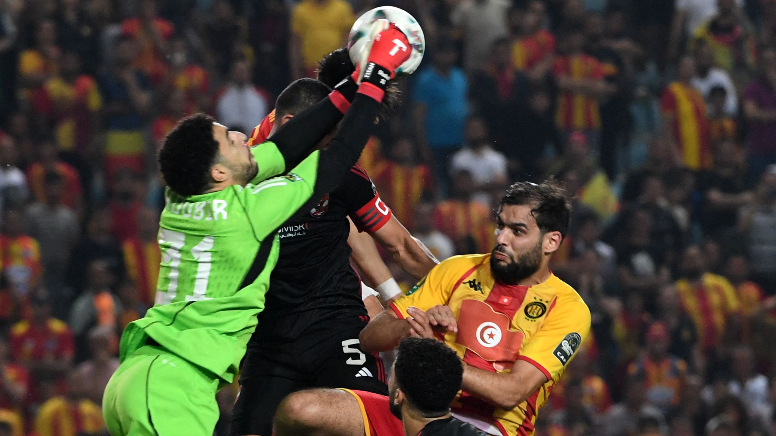 الأهلي يقدم أداءً مميزاً أمام الترجي في مباراة مثيرة